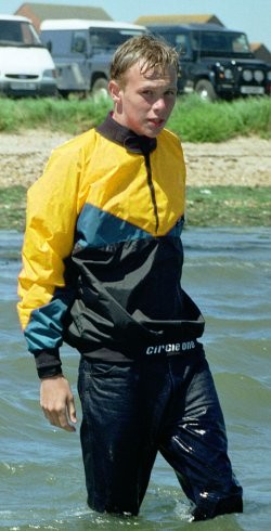 cagoule anorak yellow jeans